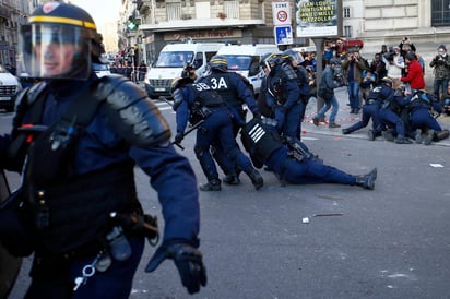 Problema. Policías rociaron con gas lacrimógeno a manifestantes que lanzaban botellas en los márgenes de una marcha.