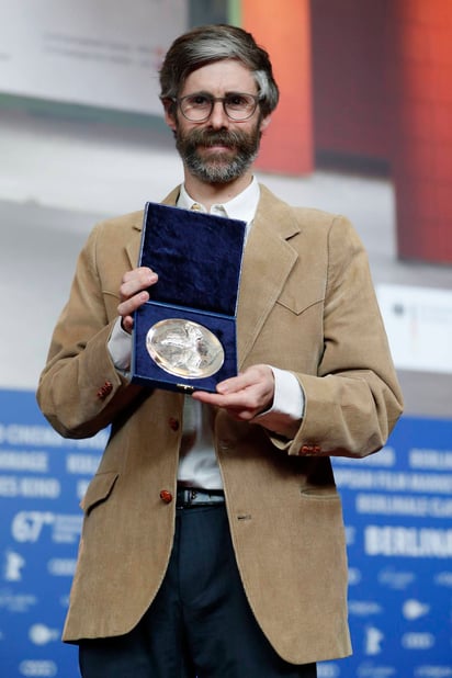 Premiados. Esteban Arrangoiz obtuvo el Oso de Plata al mejor cortometraje y Everardo González se llevó el de Amnistía Internacional. (EFE)