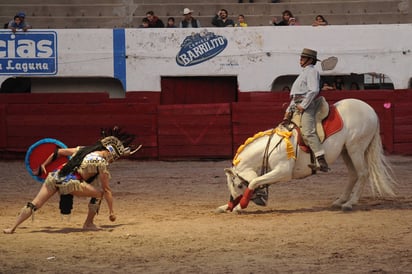 Un gran espectáculo se vivió ayer en la Plaza de Toros Valente Arellano. (Ramón Sotomayor)