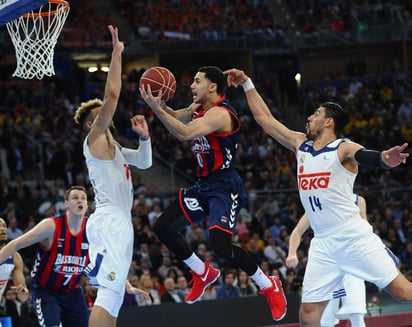 Gustavo Ayón (d) tuvo un buen partido ante Baskonia. Ayón y Real Madrid están en la final de la Copa del Rey