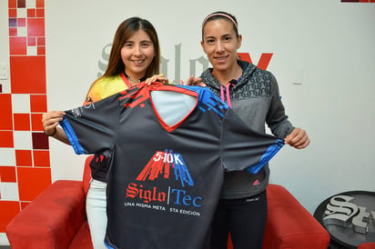 Fernanda Arguijo (i) y Argentina Valdepeñas visitaron el estudio de Siglo TV y se mostraron entusiasmadas por la cercanía de la quinta edición de esta carrera atlética, en la que ambas participarán. (Fernando Compeán)