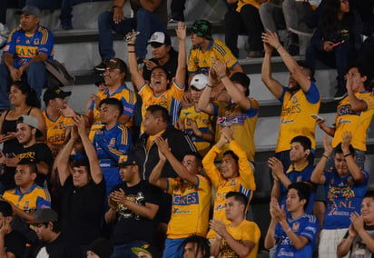 Una riña entre aficionados de los dos equipos comenzó en una de las cabeceras del estadio. (AGENCIAS)