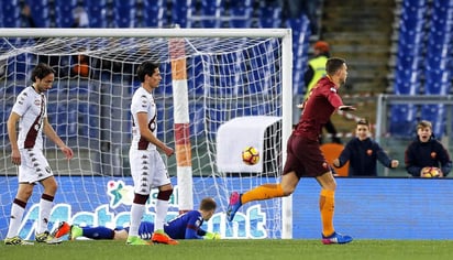 Edin Dzeko marcó el primer gol del partido al minuto 10. (EFE)