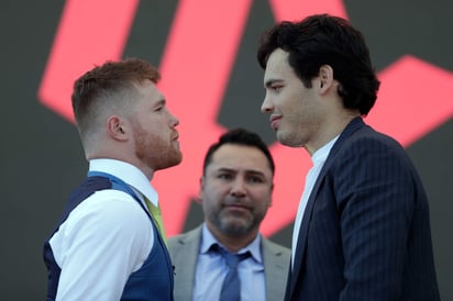 Julio César Chávez (d) se enfrentará el próximo 6 de mayo al 'Canelo' Álvarez (i) en Las Vegas. (El Universal)