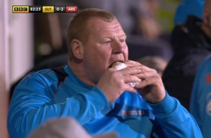 Wayne Shaw no se aguantó el hambre y comió su 'lunch' en pleno partido. (Especial)