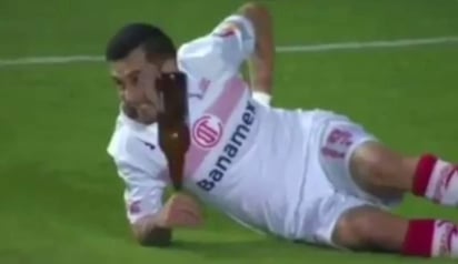 Rubens Sambueza estuvo cerca de ser golpeado por un envase de cerveza durante el partido del sábado ante Morelia. (Jam Media)