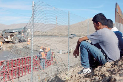 Trabajo. Su construcción inició en mayo de 2016 y en realidad se trata de una renovación, pues en esta parte de la frontera había una malla de unos tres metros de altura.