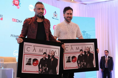 Reconocimiento. Los integrantes de Camila fueron galardonados con el Disco de Platino. (NOTIMEX)