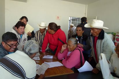 Documentos. Ayer en el Cader de Madero, los funcionarios revisaron algunos documentos.