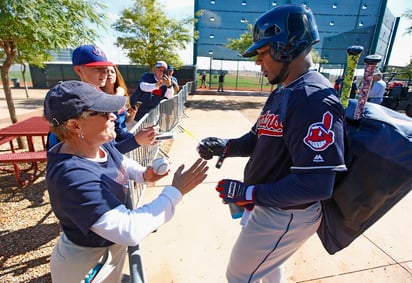 Edwin Encarnación repartió autógrafos a los aficionados. Encarnación va por la Serie Mundial