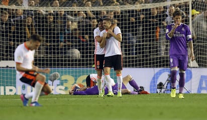 Dos destellos del Valencia en el tramo inicial del encuentro pudieron con el Real Madrid, que controló el balón durante todo el partido. (EFE) 