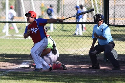 Los bateadores del equipo Nachito Pérez hicieron un gran esfuerzo anotando 14 carreras, pero no les alcanzó para vencer a los Astros. Truenan los bates en la liga de softbol del Club San Isidro