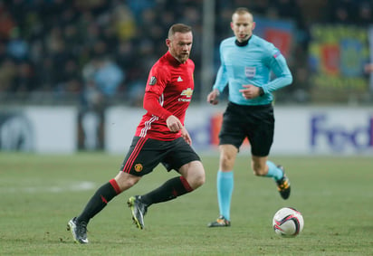 Wayne Rooney se quedará con el Manchester United, pese a jugosas ofertas de la Superliga de China.  (Archivo)