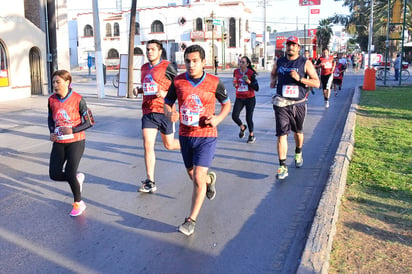 Atletas de ambas ramas y todas las edades, están listos para tomar parte el próximo domingo en la quinta edición de la Carrera Atlética 5 y 10 K Siglo-Tec que tendrá como META el Bosque Venustiano Carranza. (Archivo)