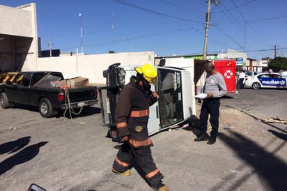 La unidad siniestrada fue la camioneta Nissan con redilas, color blanco, con placas de circulación EY-31-329 del Estado de Coahuila. (ESPECIAL)