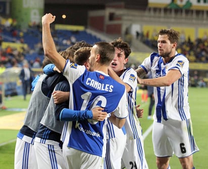 Los jugadores de la Real Sociedad celebran el gol de Xabi Prieto, ante el equipo frente a la UD Las Palmas. (EFE)