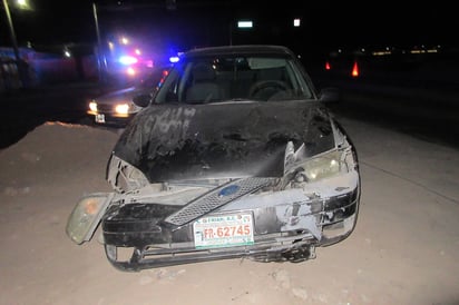 Solo. Al camellón central de la carretera Gómez Palacio-Jiménez, se subió el automovilista. (EL SIGLO DE TORREÓN)