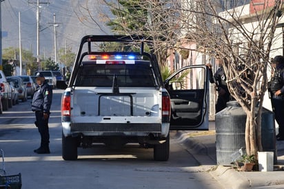 Ambos jóvenes identificados como Sergio de 33 años de edad y Edgar de 22 años de edad, quedaron asegurados por su probable participación en el delito de posesión de droga y tráfico de armas. (ARCHIVO)