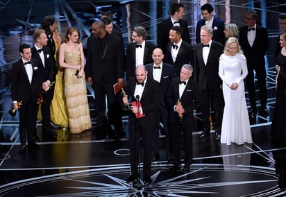 El equipo de La La Land ya había subido al escenario del Dolby Theatre para recoger sus respectivas estatuillas. (AP)