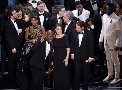 Tras un error histórico en los Oscar que dejó a todos boquiabiertos, Moonlight y no La La Land, se impuso como Mejor Película, la cual se robó el protagonismo en un inesperado giro final. (AP)