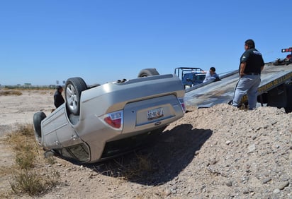 Aparatoso. El automóvil quedó con daños diversos en la carrocería, con las llantas al aire y sobre la terracería. (EL SIGLO DE TORREÓN) 