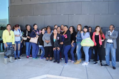 Sin pago. Más de 20 personas acudieron ayer a las oficinas del alcalde interino, José Luis Morán, para solicitarle el pago atrasado de los talleres impartidos del Pronapred de 2016. Nadie los atendió. (Ramón Sotomayor)