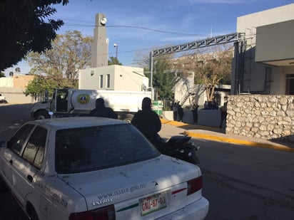 El fuego consumió en su totalidad algunas mesas de trabajo, una máquina para soldar y muebles diversos, además de ocasionar daños al inmueble. (EL SIGLO DE TORREÓN)