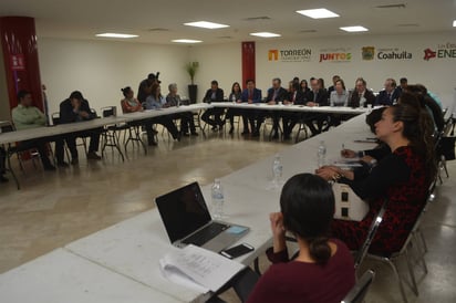 Reunión. En el panel de expertos, se abordaron temas relacionados con la ciencia y la salud. (ANGÉLICA SANDOVAL)