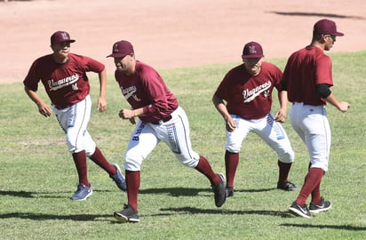 Los peloteros se concentran en actividades de acondicionamiento físico durante los primeros días de los trabajos de pretemporada que se realizan en el estadio de la Revolución bajo un intenso sol. (Jesús Galindo López)