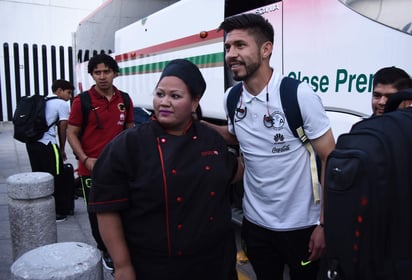 El lagunero Oribe Peralta no pasó desapercibido a la mirada de los aficionados a su llegada a Torreón.