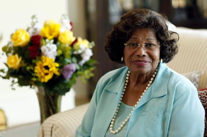 Katherine Jackson, madre del fallecido cantante, declaró en contra de su sobrino Trent de haberle robado. (ARCHIVO)