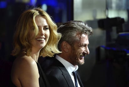 El año pasado Charlize era la comidilla de Hollywood debido a que se separó de Sean Penn tras dos años de un noviazgo que tenía enamorado al mundo entero. (ARCHIVO)