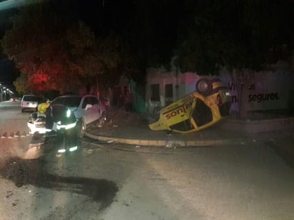 Al lugar del accidente acudieron elementos de Tránsito Municipal, Bomberos y paramédicos de Cruz Roja que auxiliaron a los lesionados. (EL SIGLO DE TORREÓN)