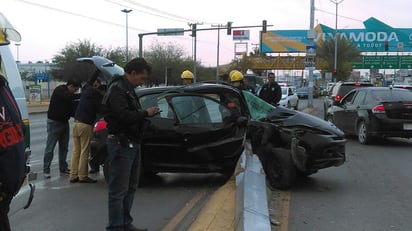 El automóvil circulaba en dirección a Cuatro Caminos y frente a la tienda Walmart, la conductora perdió el control al frenar y se impactó con su costado medio derecho en el arbotante. (EL SIGLO DE TORREÓN)