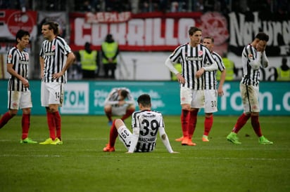 Eintracht Frankfurt ligó su cuarta derrota en fila y ya ocupa el sexto lugar de la clasificación. (EFE)