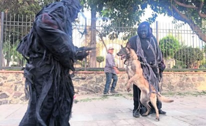 Trabajo. La escena donde el personaje de Renata Notni en Mi adorable maldición tiene una pesadilla y es atacada por espectro y un perro, fue grabada el fin de semana. (ARCHIVO)