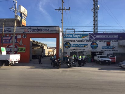 Los nervios le ganaron al joven que entes de que le entregaran el dinero salió corriendo y se internó hacia un lote baldío que se ubica a espaldas de la ferretería. (ESPECIAL)