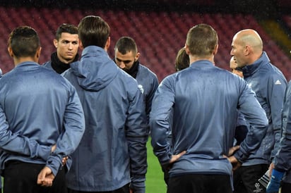 El equipo de Real Madrid ya entrenó en la cancha del San Paolo, donde hoy se enfrentan al Napoli por su pase a los cuartos de final. (AP)