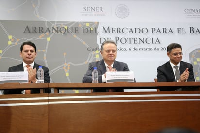 Más luz. El secretario de Energía, Pedro Joaquín Coldwell, acompañado por el director de la Comisión Federal de Electricidad (CFE), Jaime Hernández Martínez y el subsecretario de Electricidad de la Sener, César Emiliano Hernández.