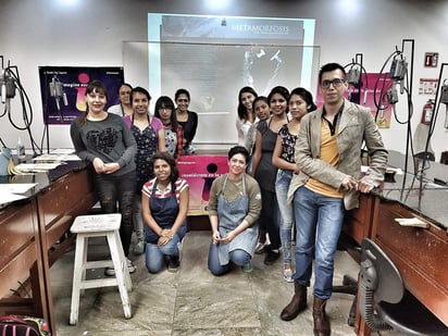 Nelda Zapata y Pineda Damián con las jóvenes de Jimulco.