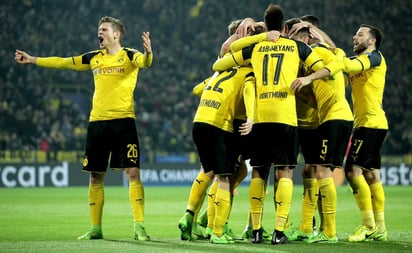 Los primeros quince minutos fueron del Dortmund, aunque sin crear ocasiones claras. El balón se movía en la mitad del Benfica que tenía problemas para salir ante la presión adelantada del Dortmund.
