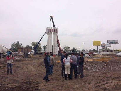 Historiadores, sociólogos, arquitectos, ciudadanos y representantes de asociaciones civiles se hicieron presentes en el sitio. (EL SIGLO DE TORREÓN)