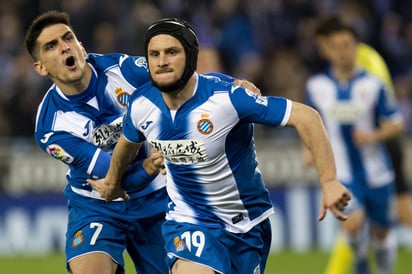 El centrocampista argentino del Espanyol, Pablo Piatti (d). (EFE)