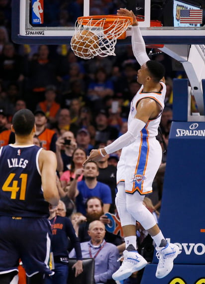 Russell Westbrook llegó a 32 'triples-dobles' en la temporada, está a nueve de igualar el récord de Oscar Robertson. (AP)