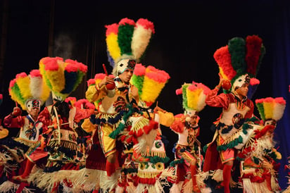 Todos. Agrupaciones infantiles, juveniles dan vida a una fiesta.