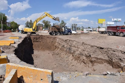 Las 16 columnas que integraron el elemento alusivo a la ciudad, se llevarán sobre plataformas especiales que deberán soportar el peso de alrededor de 9 toneladas cada una.