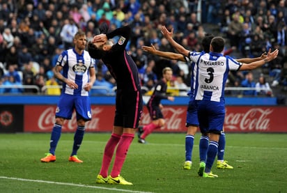 El Deportivo apagó la euforia del Barcelona, al que bajó a la tierra después de su épica remontada en la Liga de Campeones ante el París. (AP)