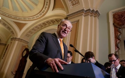 El dirigente de los demócratas del Senado, Charles Schumer, dejó en claro que si se incluyen esos temas no tendrán los votos que requieren de la oposición para mantener abierto el gobierno después del 28 de abril. (ARCHIVO)