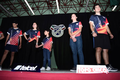 Los alumnos del Colegio Josefino de Lerdo, portaron las playeras oficiales de la competencia a celebrarse el último domingo de marzo, por las principales arterias viales de Ciudad Jardín. (Fotografía de Jesús Galindo López)