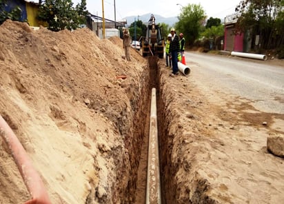 Se aplican 716 metros lineales de tubería de 12 pulgadas, 378 metros lineales de tubería de 6 pulgadas; así como líneas de distribución. (EL SIGLO DE TORREÓN)